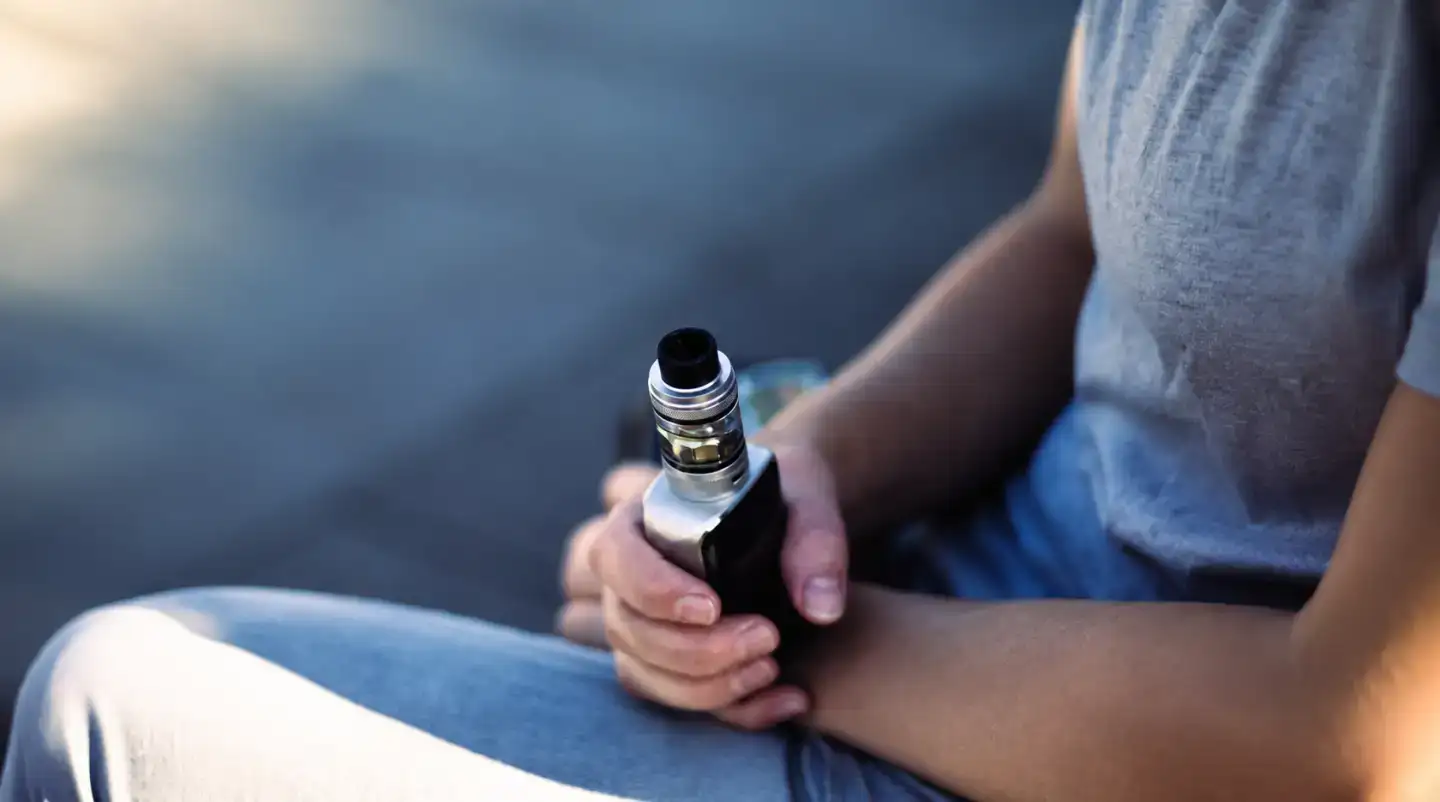 Vapoter en voyage 2026 : le guide du voyageur curieux